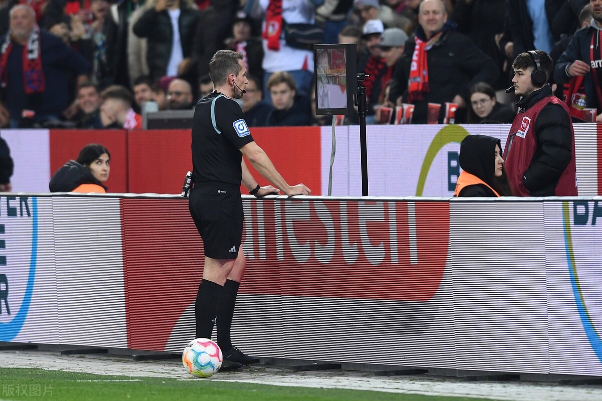 斯蒂尔勒春风拂面，卡瓦纳怒气冲天，德甲英超主裁心情迥异一天！