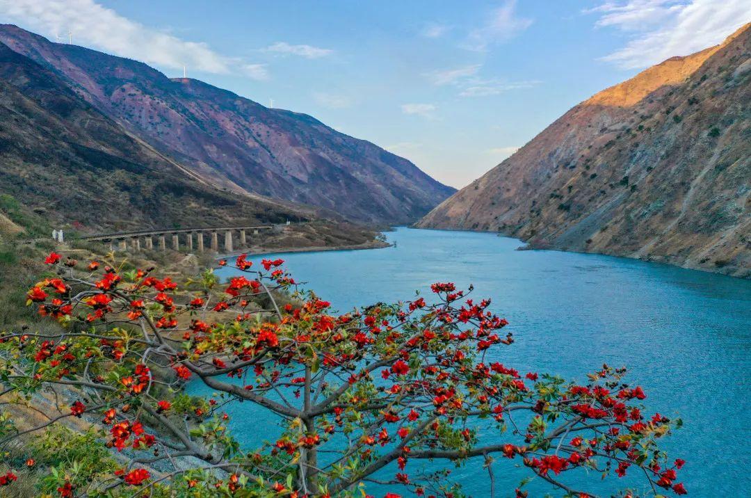 北京欢乐谷与中国杂技团签订战略合作；徐州方特乐园6月底开园