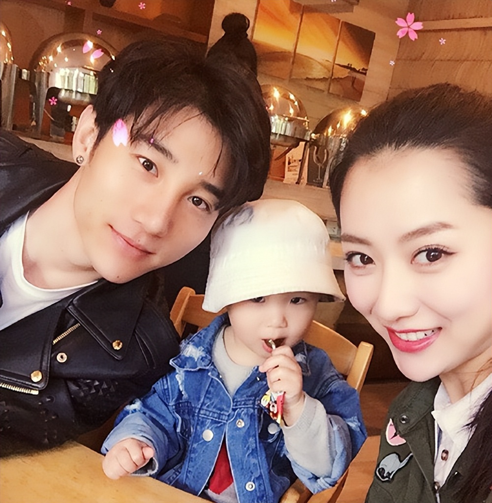 她是英皇在内地一姐,靠成龙力捧出演《神话》,礼服事件备受争议