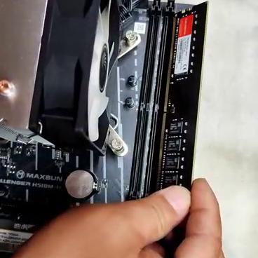 如何轻松拔下电脑上的内存条,台式电脑怎么拔内存条