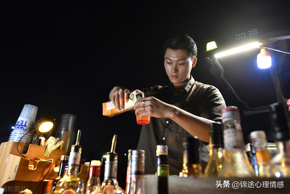 投入3万元钱，我和小伙伴弄了个移动小酒摊，现在每个月收入6万元