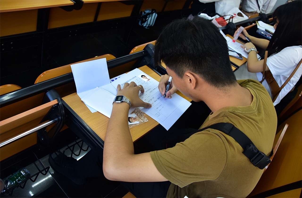 送外卖白天上班晚上可以送外卖吗,外卖员晚上送外卖辛苦