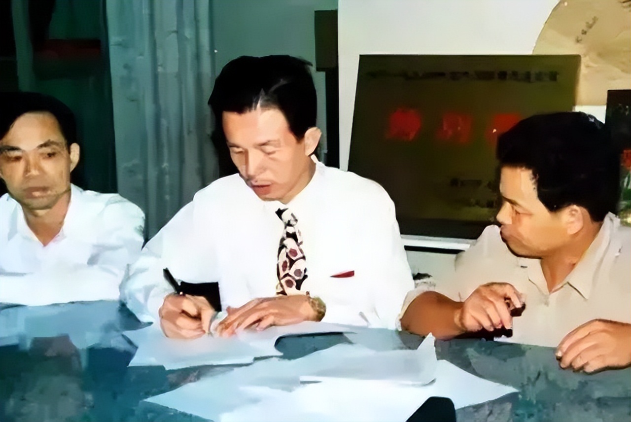 福建穷小子，靠卖卫生巾逆袭成富豪，身家22亿，合伙人却惨死