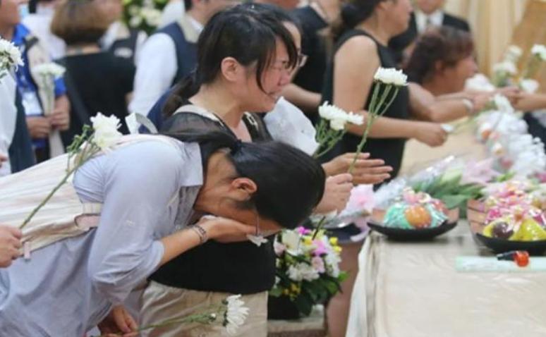 人死后首先要做些什么,人死后第一件事做什么