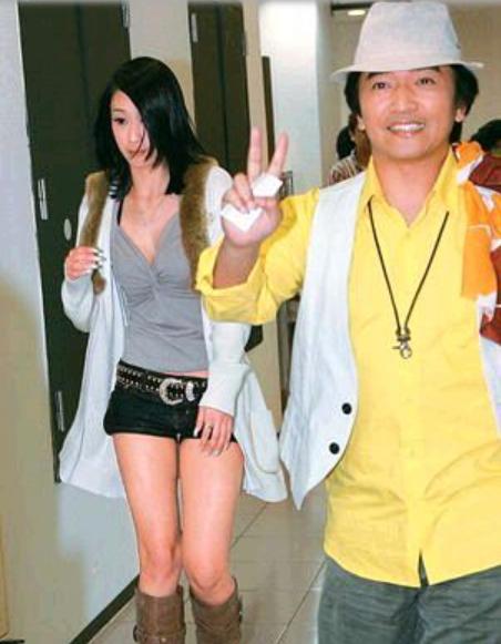 儿子出道一天被退圈再退圈，忆星爸当年同时劈腿四女，真是好轮回