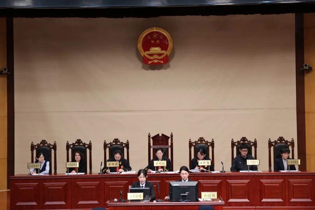 *载下**13000份简历出售，这样的同事可真“刑”！