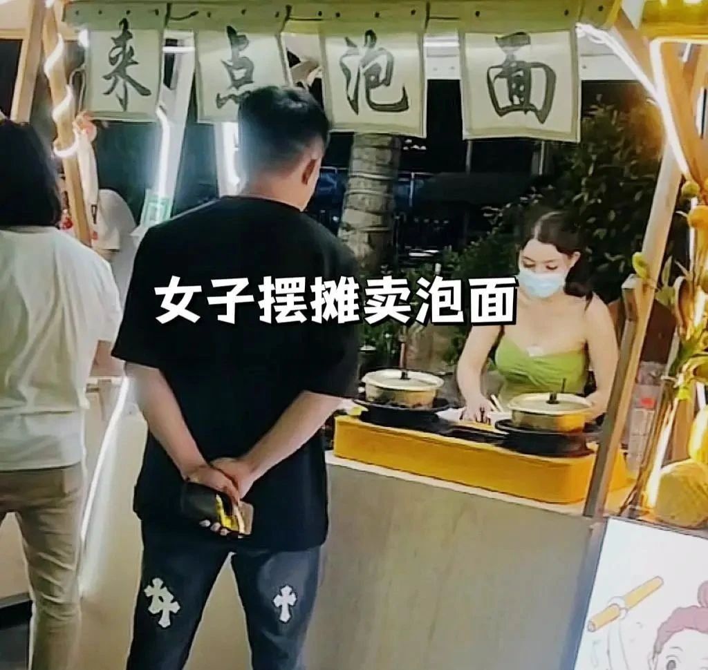 老板娘的小心机，摆摊卖泡面生意却异常红火，胸口的餐巾纸引争议