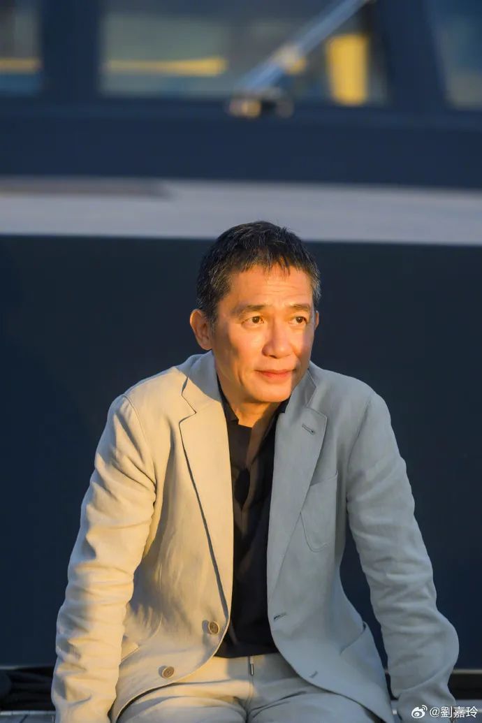 刘嘉玲与梁朝伟恩爱合照穿小香风,刘嘉玲梁朝伟红毯动图