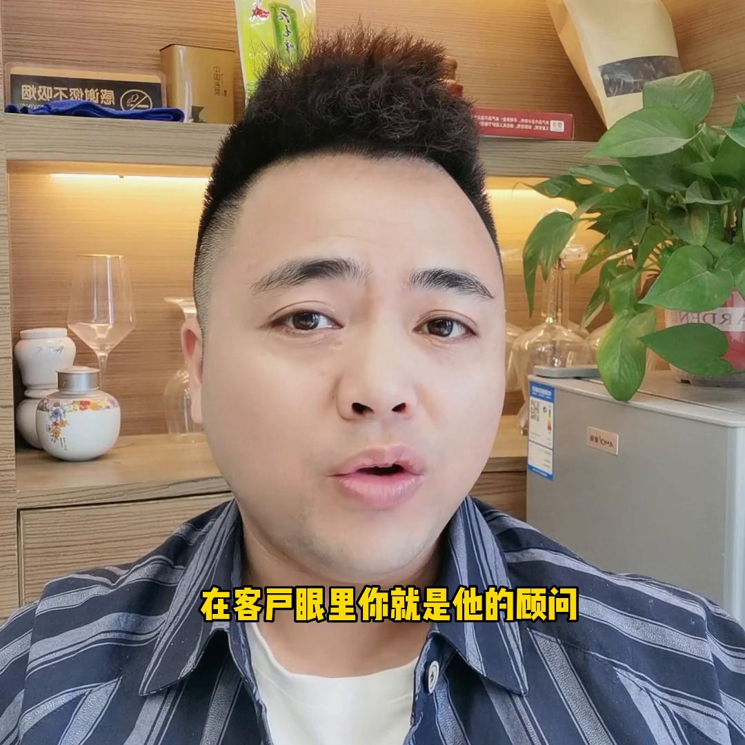 销冠跟客户介绍产品,销冠和客户