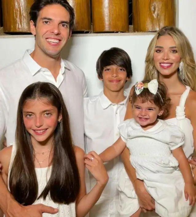 卡卡和梅西的关系,卡卡和前妻谈恋爱视频