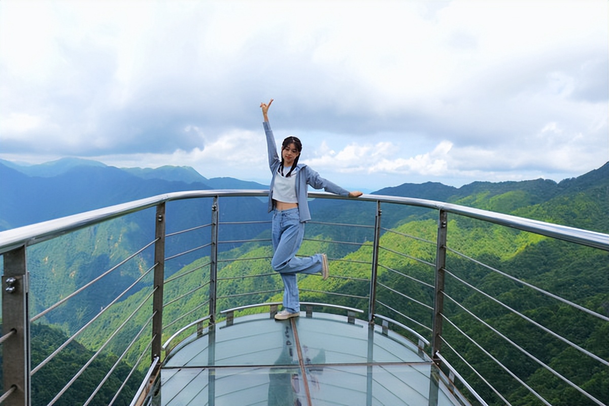 羊狮慕与张家界哪个好,江西明月山和羊狮慕哪个更值得去