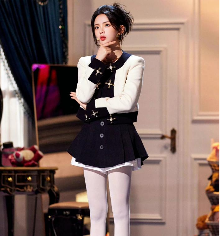 杨超越jk制服极限挑战,杨超越跳舞粉色制服裙