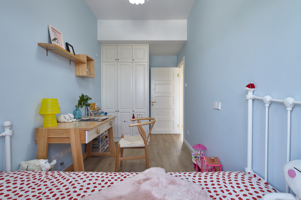 她家用木器漆打造出了独一无二的电视背景墙