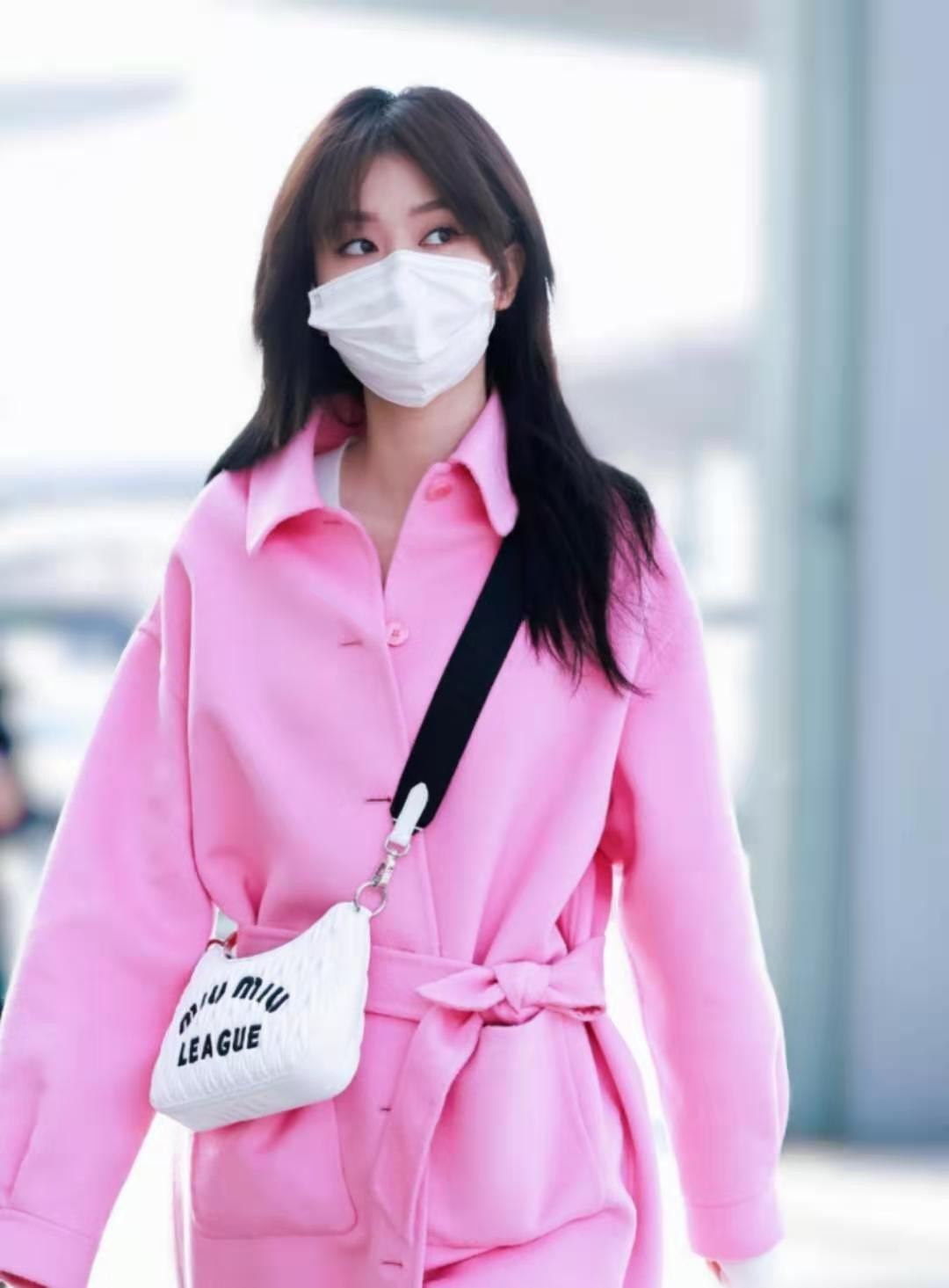 乔欣私服穿搭效果惊人,乔欣现身北京机场牛仔裤配长靴