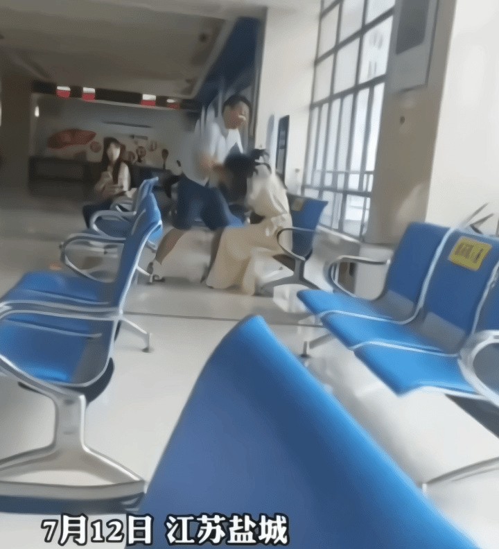 民政局回应男子办离婚时打老婆，出手又狠又重，离了再算帐