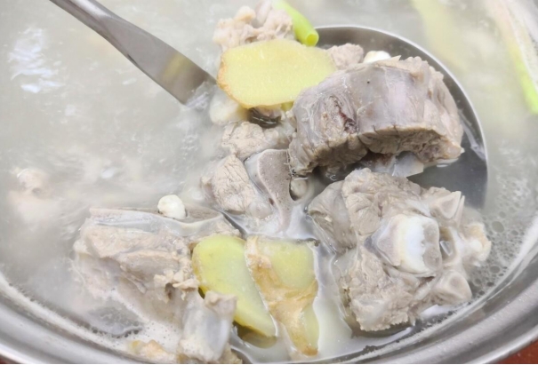 家常炖羊肉好吃不柴不膻,冬季炖羊肉必加一物