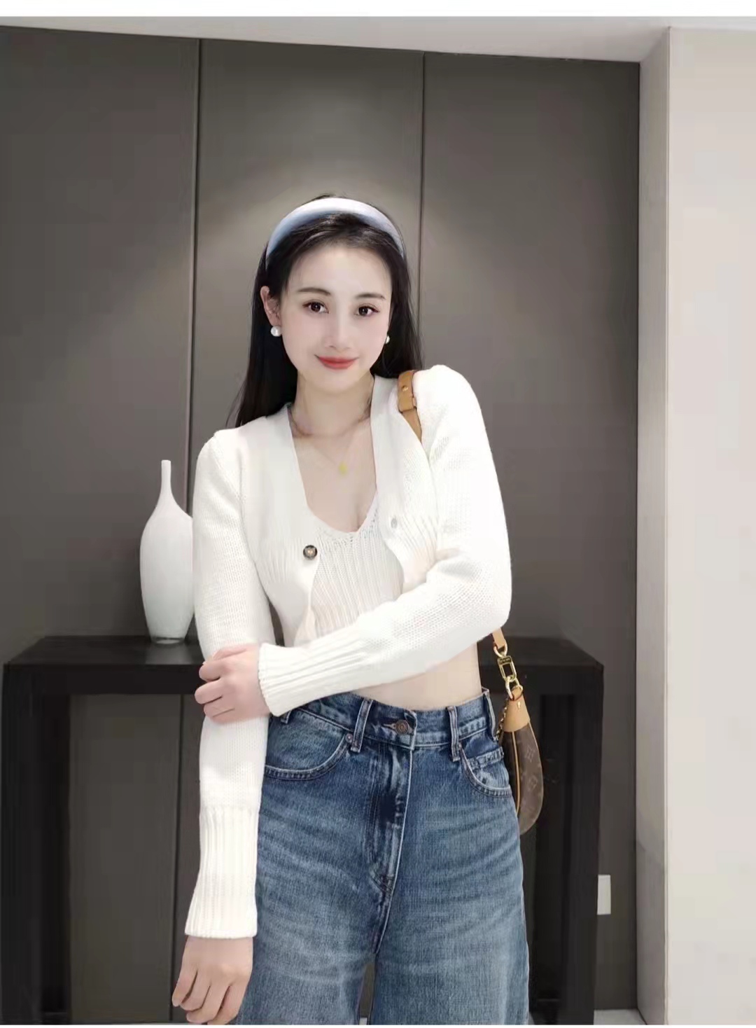 白色牛仔裤配什么颜色针织开衫,针织开衫白色和黑色哪个好看