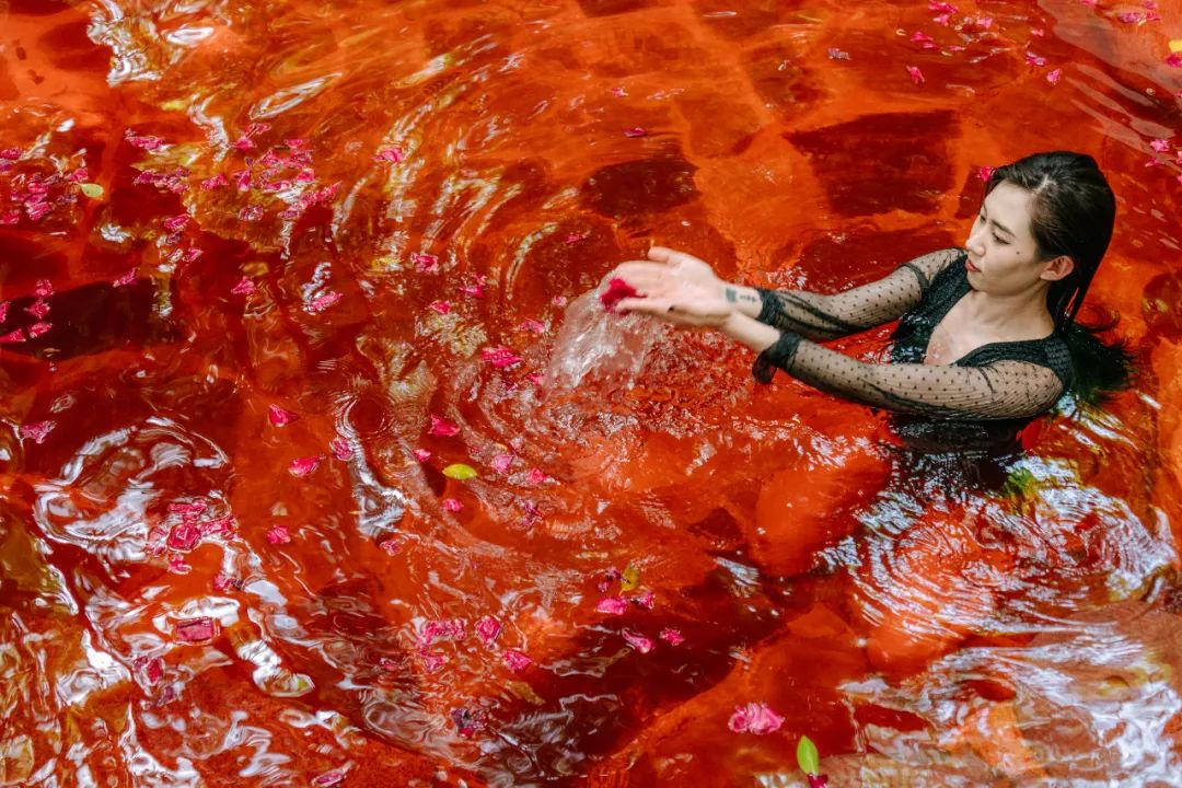 云南西部大峡谷泡温泉,云南原始森林温泉