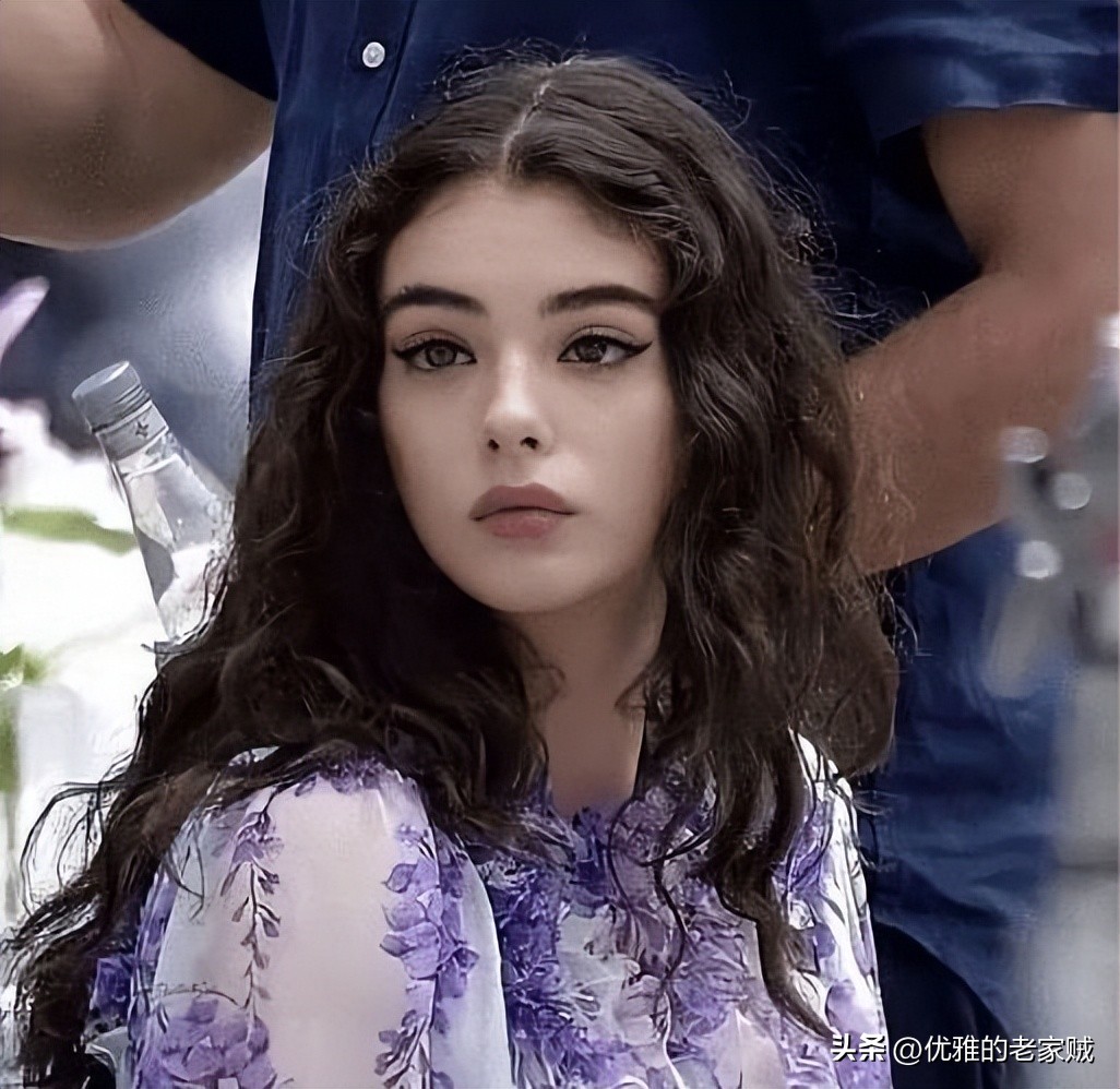 莫妮卡贝鲁奇18岁女儿晒出“近乎全裸”的照片，露出腋毛！