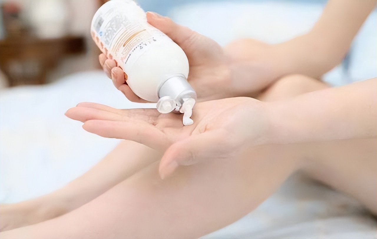 一脱秋裤皮屑满地飞,一脱秋裤就皮屑满天飞