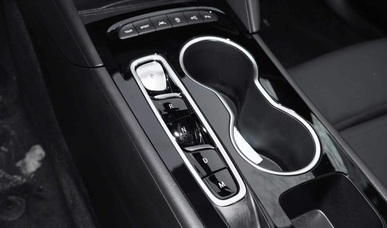 别克君威为啥这么便宜,别克君威和凡尔赛哪个值得买