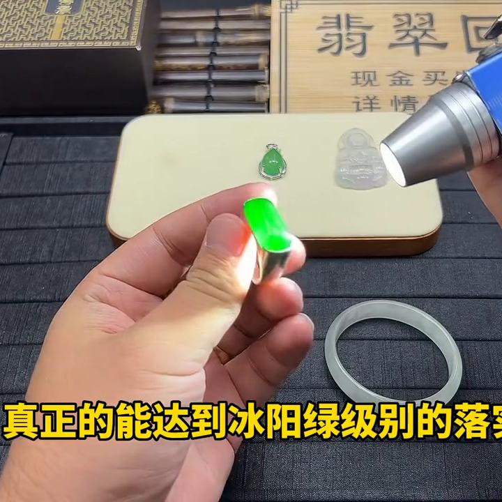 二十多万翡翠手镯回收多少钱,回收6500的翡翠手镯原价多少