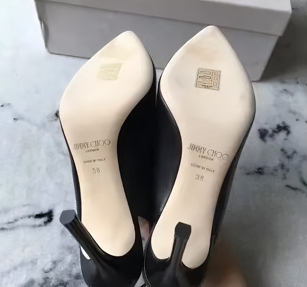 八千多元的lv拖鞋穿一周掉色,八千多lv拖鞋穿一星期掉色