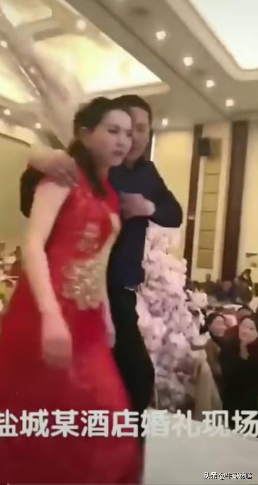 儿子婚礼父亲当众亲新娘,儿子婚礼上亲吻老伴