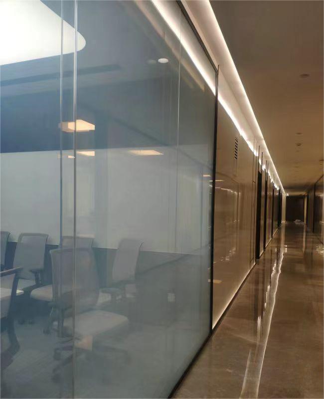 玻璃隔断墙装修效果图办公室,中端玻璃隔断墙比较实惠