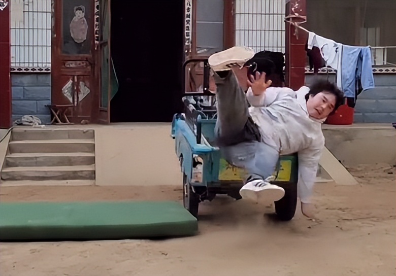 山东小伙靠“三脚猫功夫”走红，获赞乡村洪金宝，网友为啥半服？