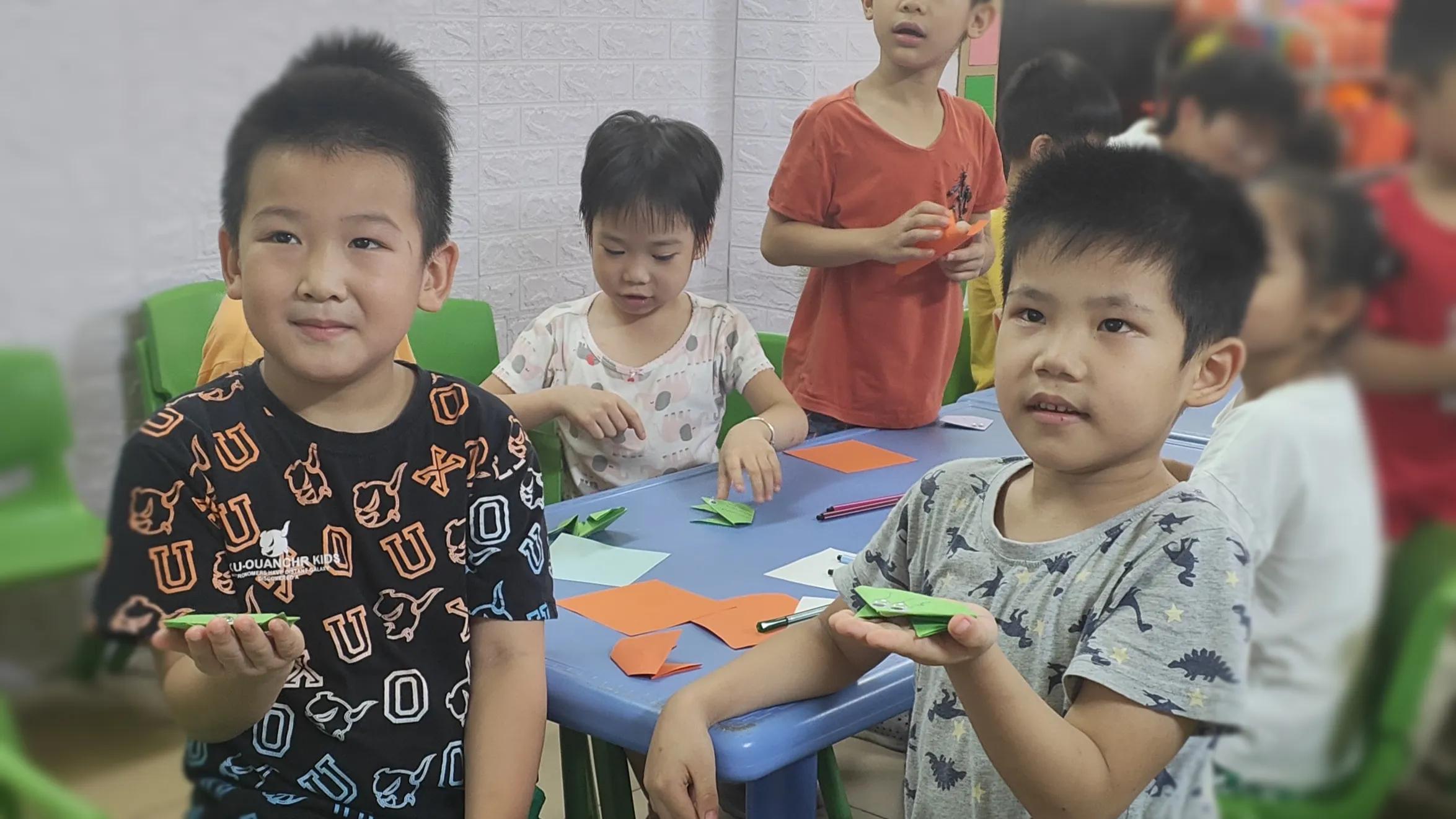 “食来运转”社会实践队--以纸做花，培养幼儿“美育”