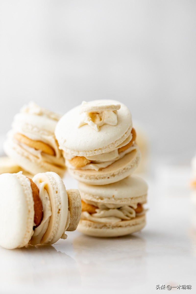 香蕉布丁风味法式马卡龙、香蕉布丁糖霜、尼拉威化饼和冻干香蕉