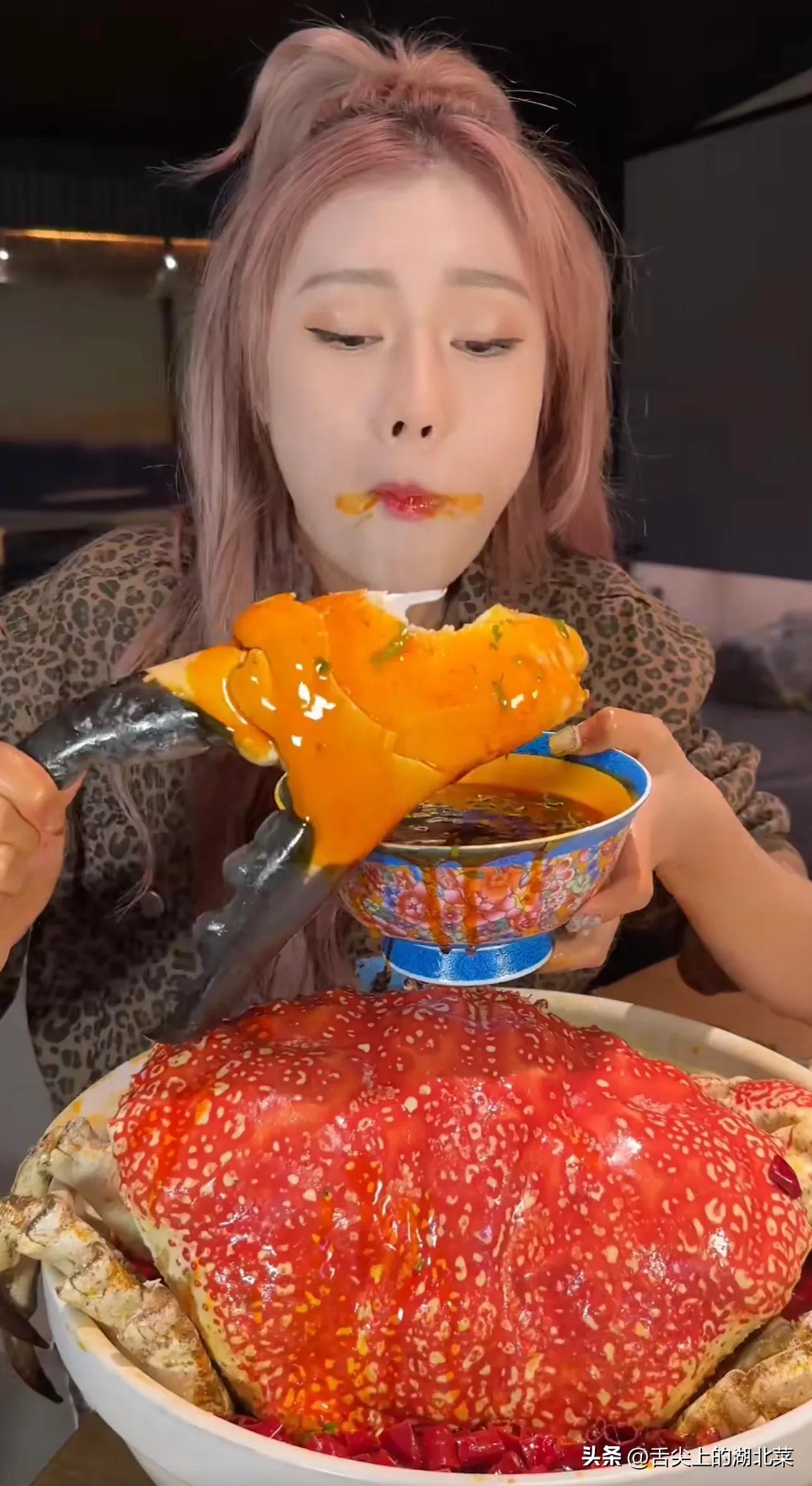 网红陈某一顿饭几千上万，广告词背得前后颠倒，穿着奇葩怎么火的