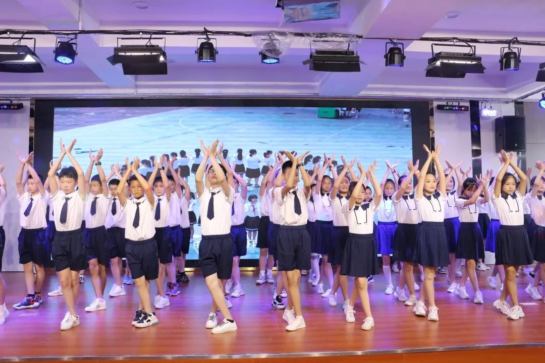 万二小举行2016级毕业典礼暨毕业班综合素质拓展活动