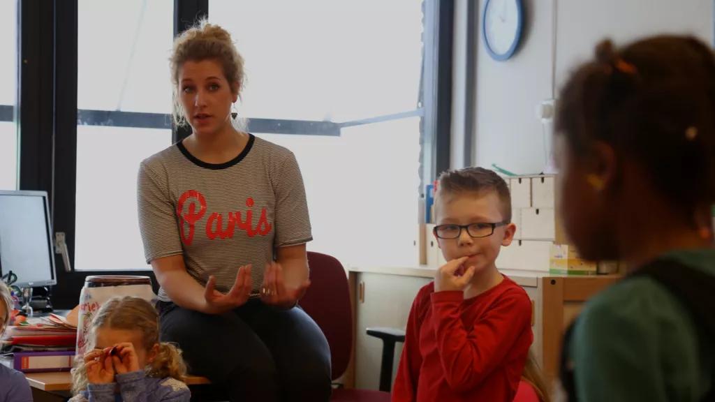 宝妈带男童进女厕所惹人嫌，出门如何带孩子如厕？异性父母这样做