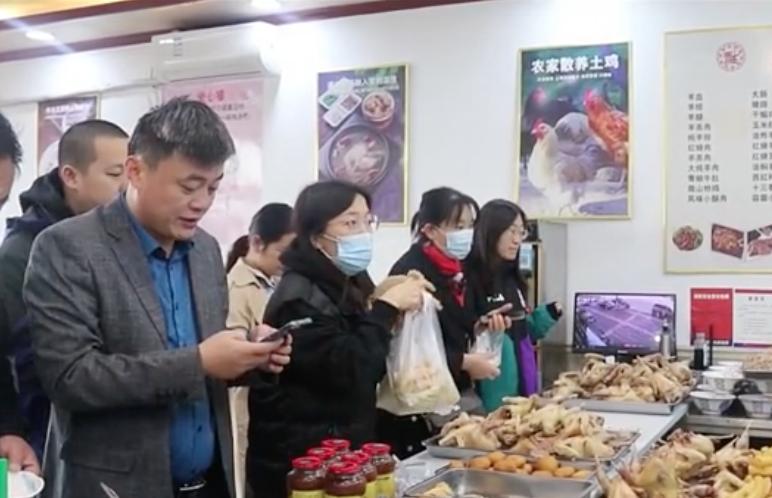 山东大哥街边卖早餐，80只母鸡熬成一锅汤，3000元成本能卖上万元