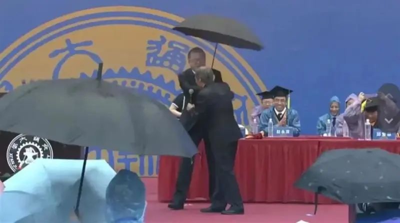 饱含深情的演讲,饱含深情的发言赢得了阵阵掌声