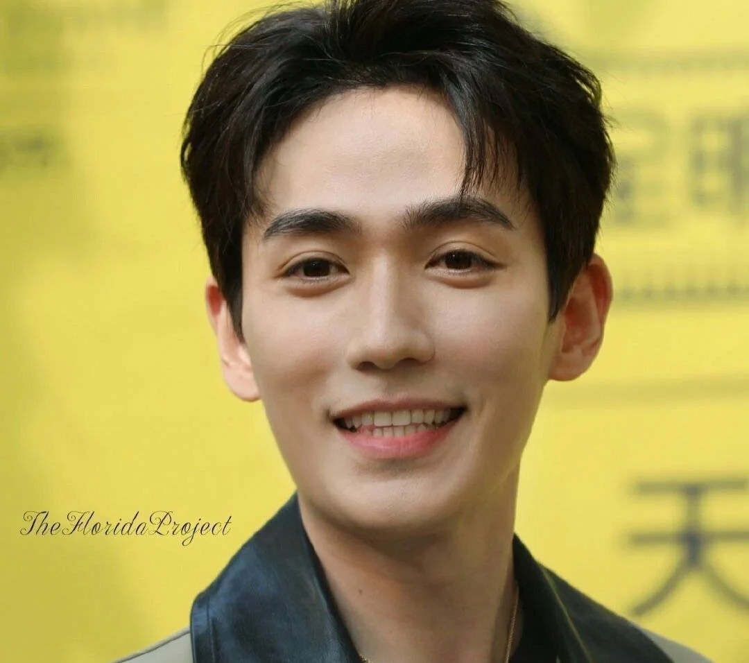 既像狐狸眼又像桃花眼的眼睛,男生桃花眼和女生桃花眼区别