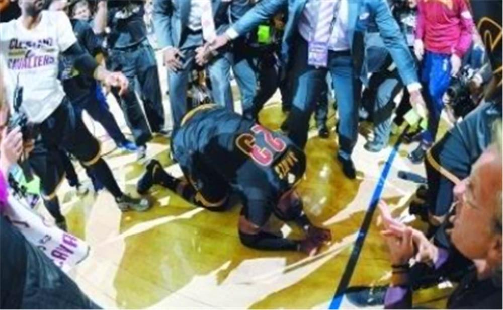 第一次参加nba全明星赛的詹姆斯,詹姆斯为什么叫小皇帝