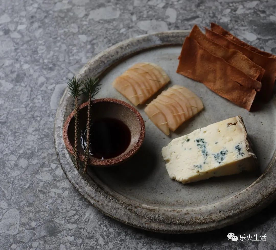 上海开业10个月获米其林餐厅,巴黎开业20年的米其林三星餐厅