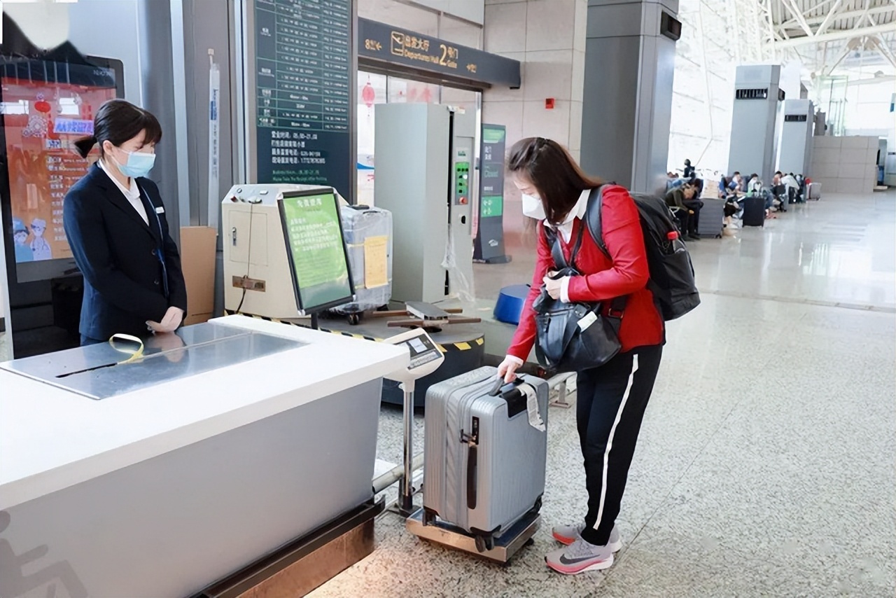 飞机上免费提供的物品,飞机上可以要空姐的私人物品吗