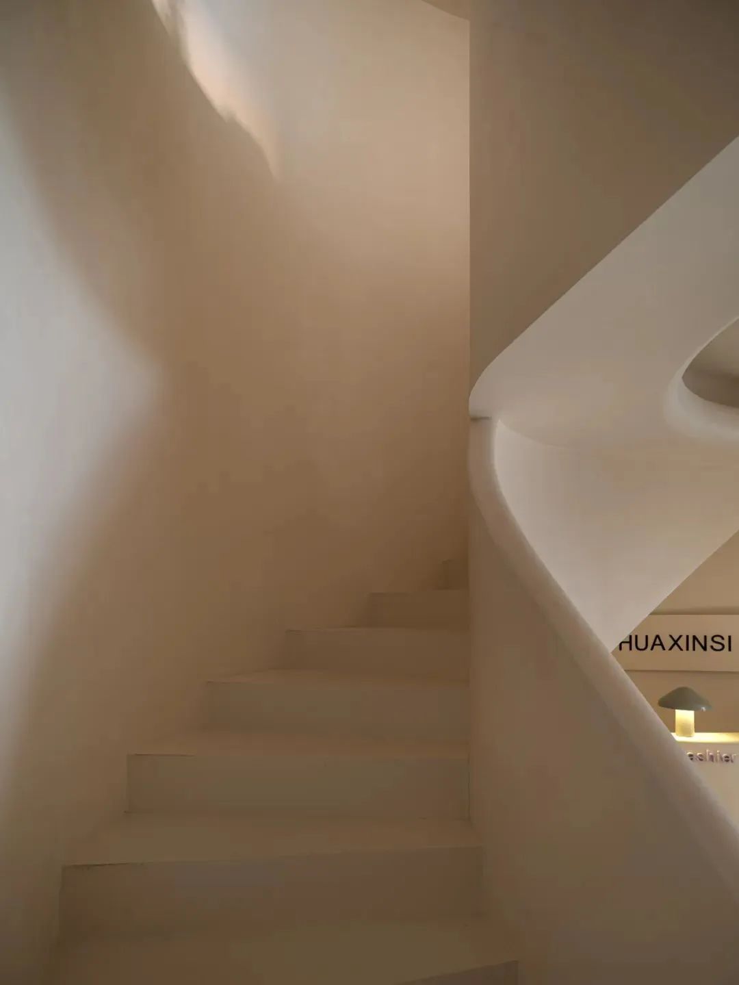 法式奶油风装修美容院,优雅净白空间设计