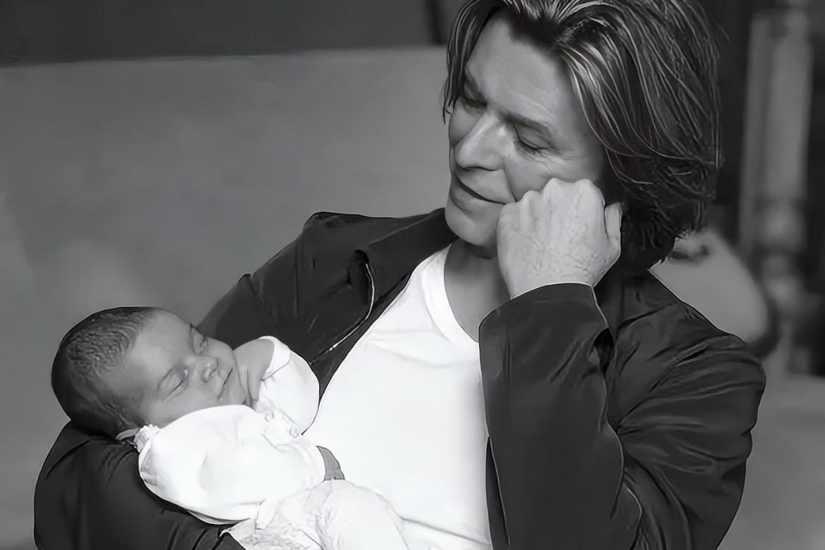 大卫鲍伊妆容,大卫·鲍伊年轻照片