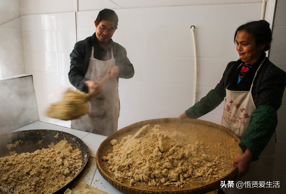 花盆里有花怎么打洞,花盆土壤里留一个洞