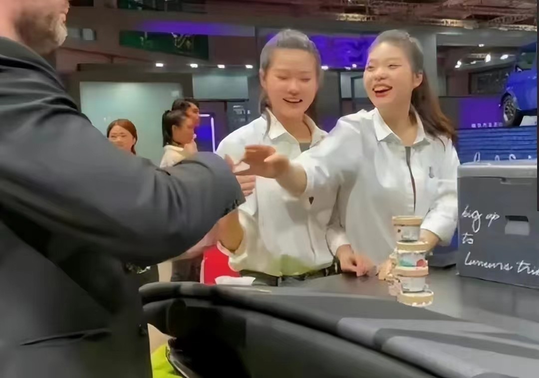 宝马mini冰淇淋事件女孩被网暴,因为两个冰淇淋损失200亿视频