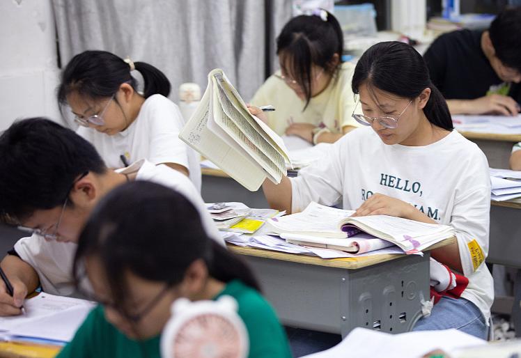 普高鸡头与重点高中凤尾差别视频,普高当鸡头还是重点高中当凤尾