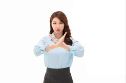 5万奢侈品同行买单,女子买五万块钱奢侈品让男子买单