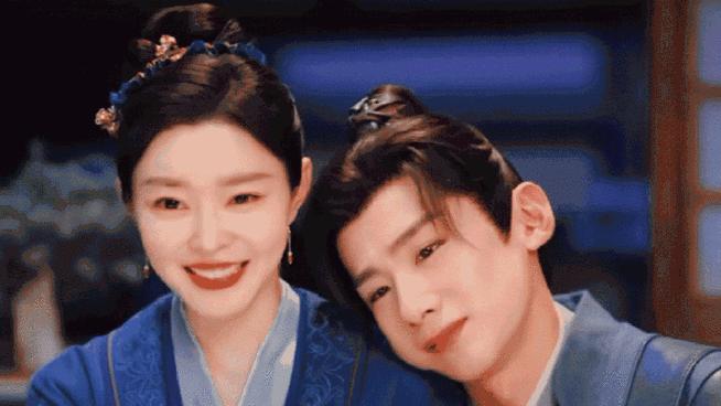 白敬亭宋轶扫楼拍照换玩偶,白敬亭穿外套抱宋轶