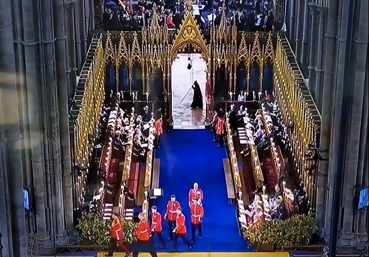 直击英王查尔斯三世加冕典礼,74岁英王查尔斯加冕戴王冠