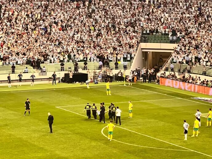 球迷被抬走,球迷被保安抬走时梅西反应